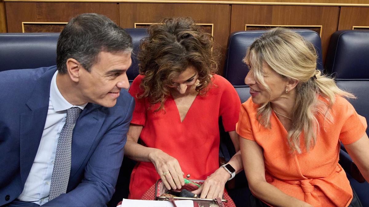 Pedro Sánchez, junto a las vicepresidentas María Jesús Montero y Yolanda Díaz