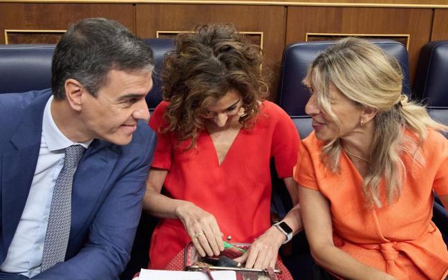 Pedro Sánchez, junto a las vicepresidentas María Jesús Montero y Yolanda Díaz