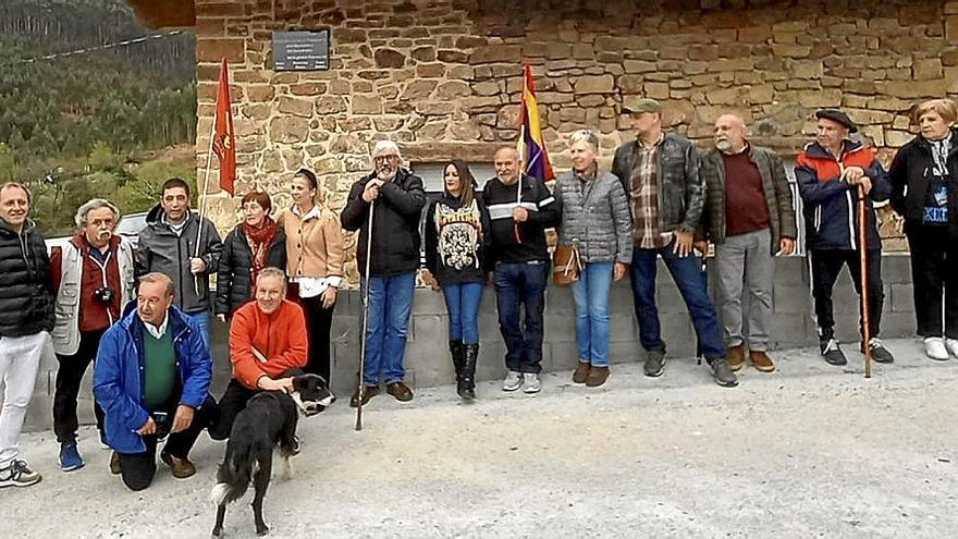 El acto contó con la presencia de vecinos, instituciones locales y del Partido Comunista.