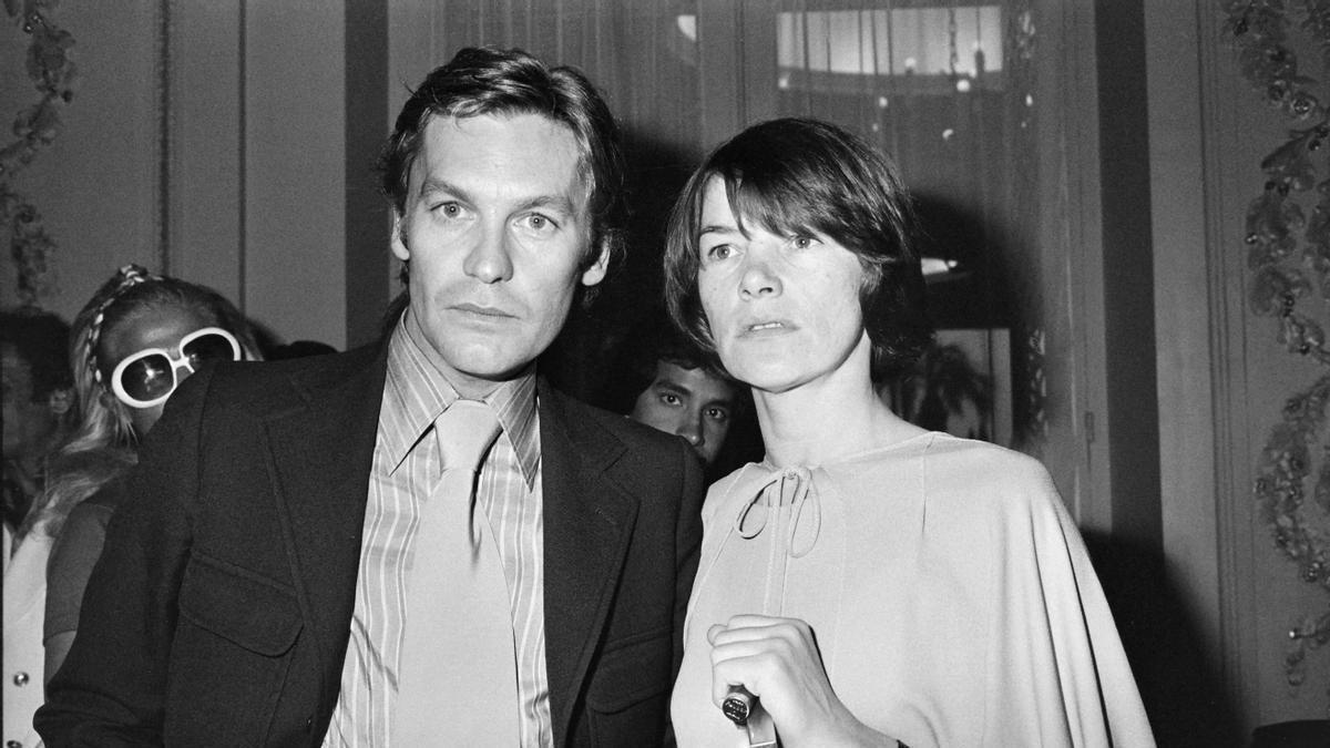 Helmut Berger y la actriz británica Glenda Jackson posan en la edición número 29 del Festival de Cannes.