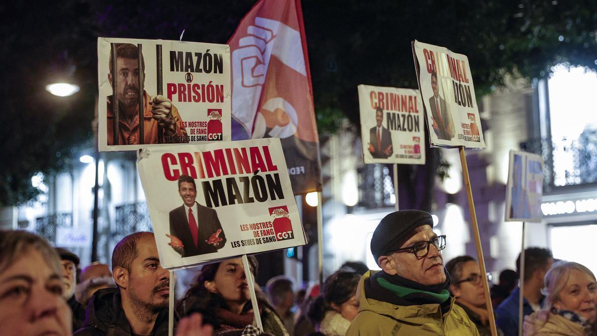 Miles de personas se han manifestado este sábado en la quinta manifestación convocada por entidades cívicas, sociales y sindicales bajo el lema 'Mazón dimisión'