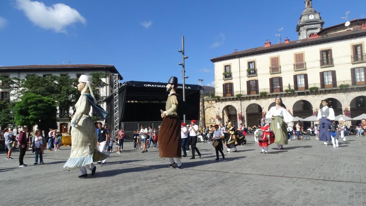 Los gigantes (en la foto en una de sus salidas) pondrán colorido y ritmo a los 'San Miel txikis'.