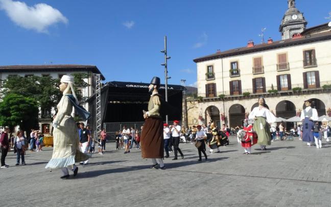 Los gigantes (en la foto en una de sus salidas) pondrán colorido y ritmo a los 'San Miel txikis'. / Anabel Dominguez. Los gigantes (en la foto en una de sus salidas) pondrán colorido y ritmo a los 'San Miel txikis'.