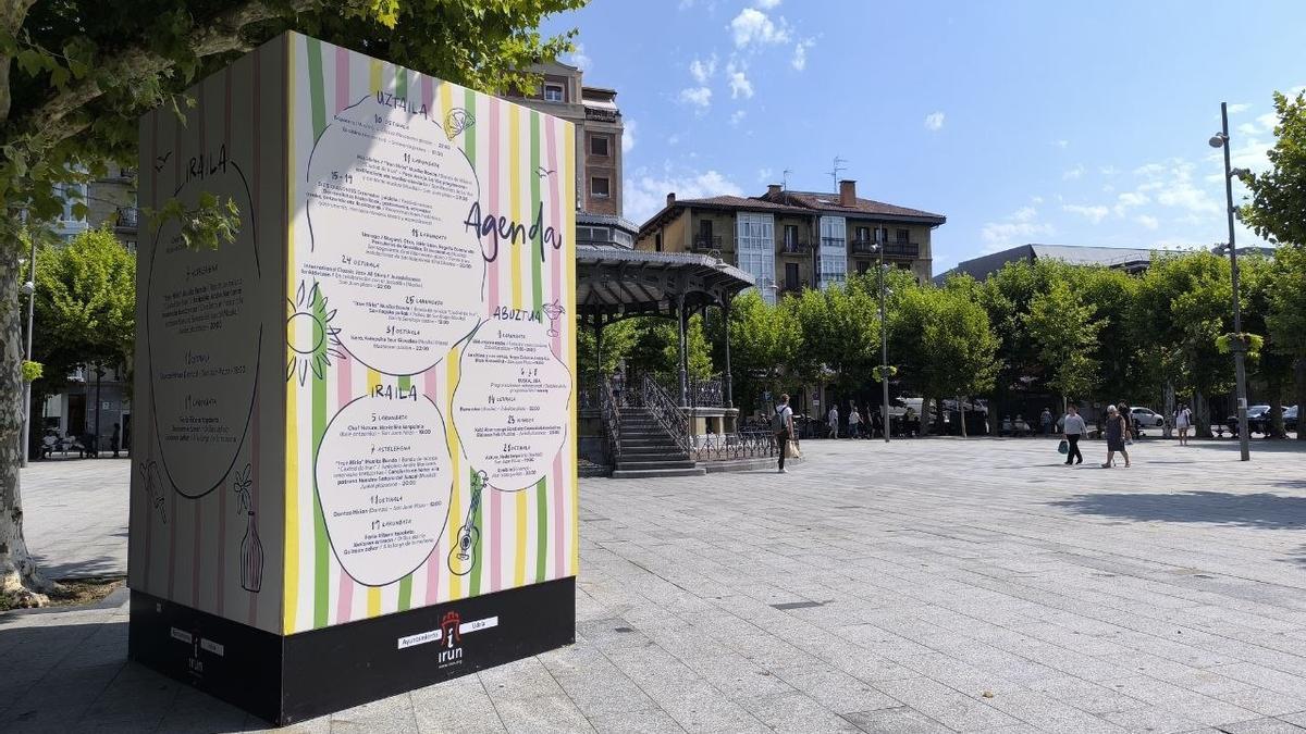 La plaza Ensanche con el totem de la oferta cultural para el verano