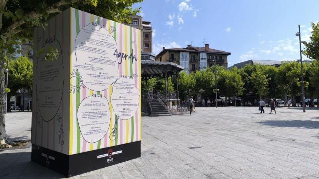 La plaza Ensanche con el totem de la oferta cultural para el verano