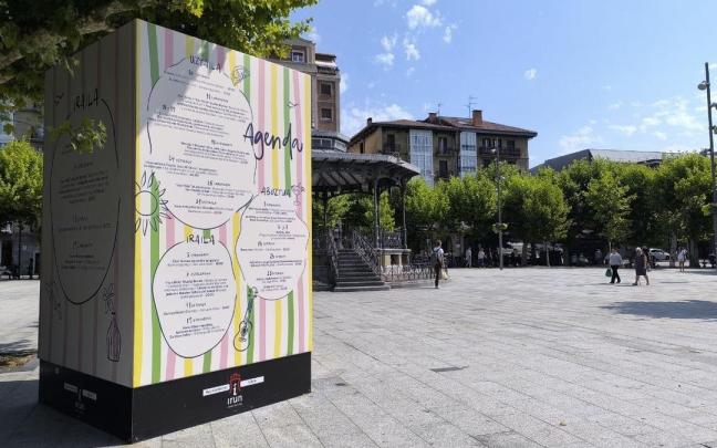 La plaza Ensanche con el totem de la oferta cultural para el verano