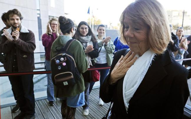 Giséle Pelicot vuelve a declarar ante el juez en el caso que ha conmocionado Francia. / GUILLAUME HORCAJUELO Giséle Pelicot vuelve a declarar ante el juez en el caso que ha conmocionado Francia.