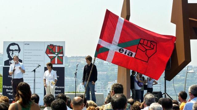 Cada 23 de julio, amigos y familiares de ‘Pertur’ lo recuerdan en el Peine del Viento de Donostia / NTM Cada 23 de julio, amigos y familiares de ‘Pertur’ lo recuerdan en el Peine del Viento de Donostia