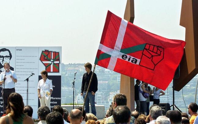 Cada 23 de julio, amigos y familiares de ‘Pertur’ lo recuerdan en el Peine del Viento de Donostia
