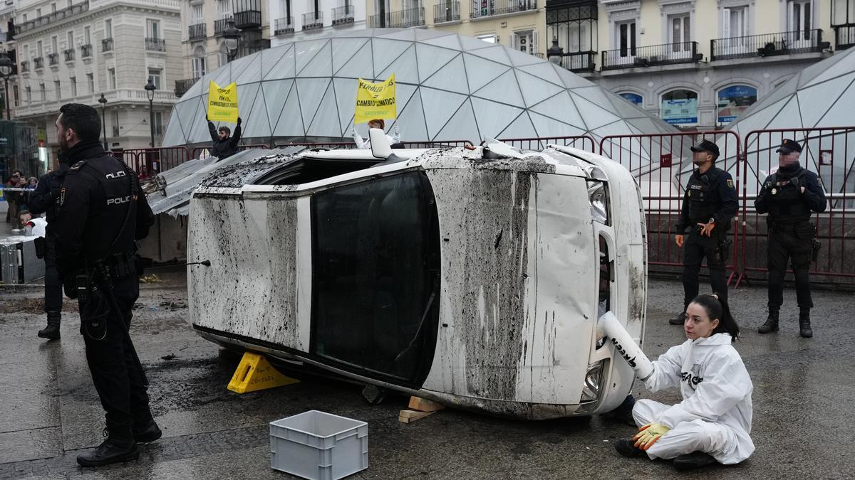 Greenpeace recrea el desastre del cambio climático en la Puerta del Sol