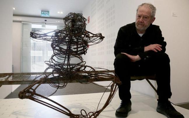 El fallecido escultor eibarrés José Zugasti, junto a una de sus obras