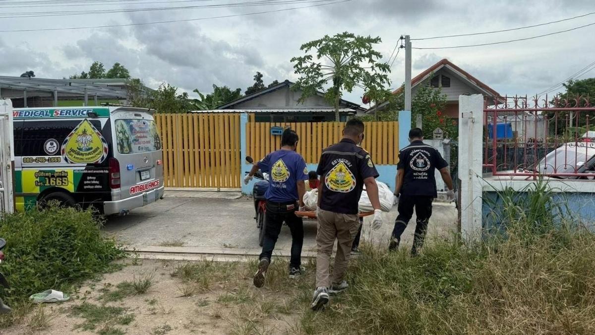 Los servicios de emergencia trasladan el cuerpo del fallecido.