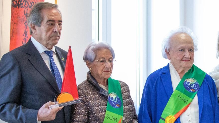 Tanto el alcalde como los ciudadanos han sido designados "Abanderados de la Paz de los Estados Unidos del Mundo".