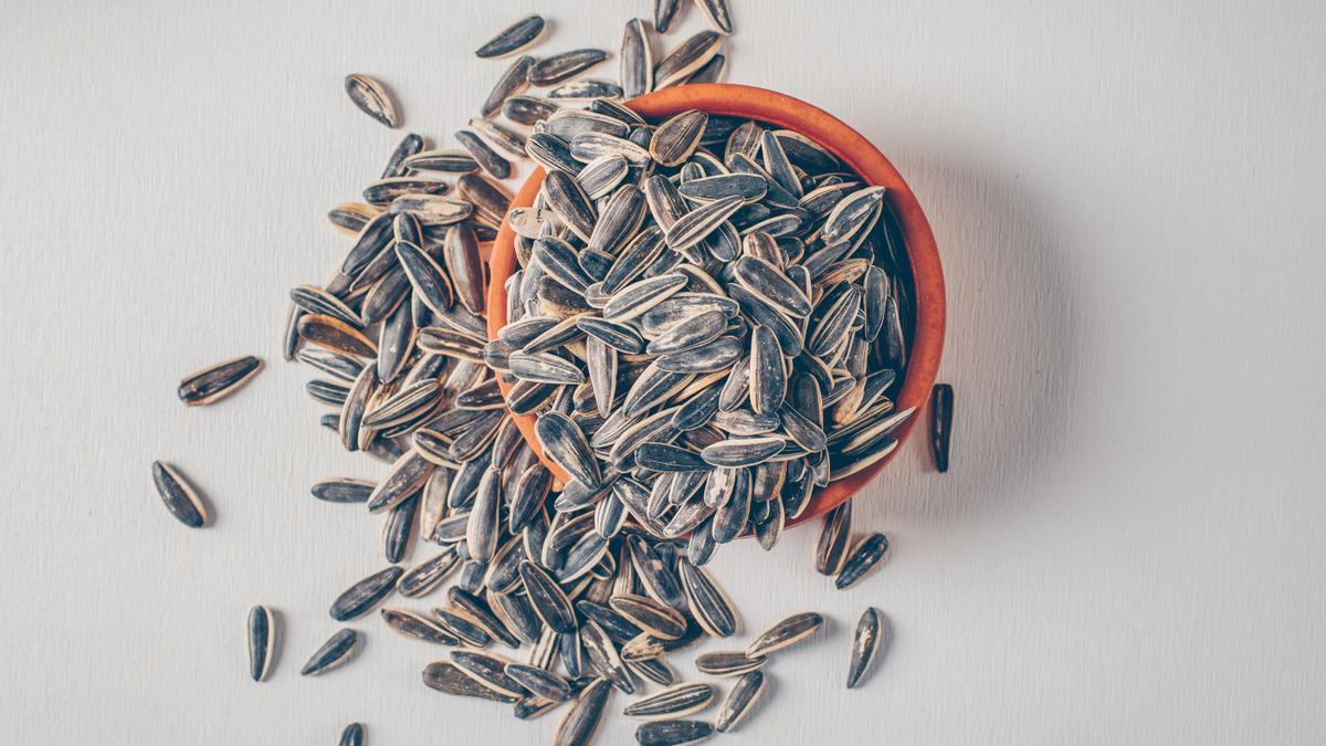 Las pipas de girasol peladas pueden aderezar ensaladas y cremas.