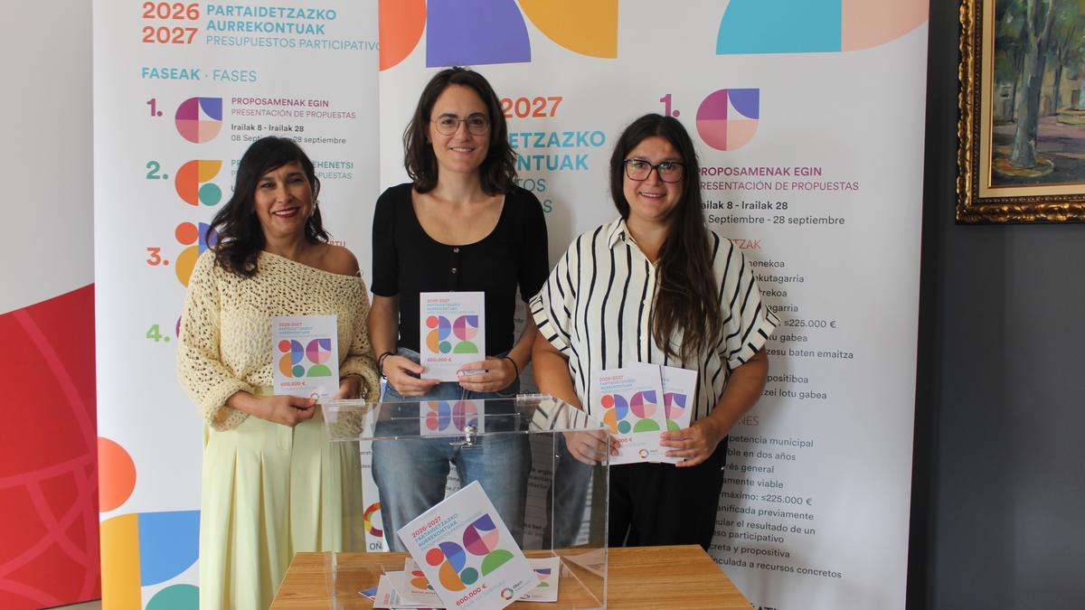 Claudia Valdivieso (PNV), Anik Zubizarreta (EH Bildu) y la técnica de Participación, Onintza Andrés, en la presentación del proceso.