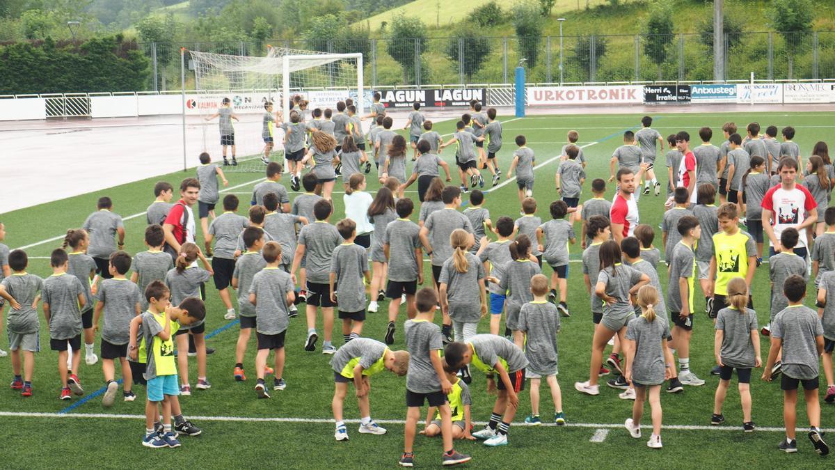 Decenas de niñas y de niños se suman cada verano a las colonias deportivas de Elgoibar