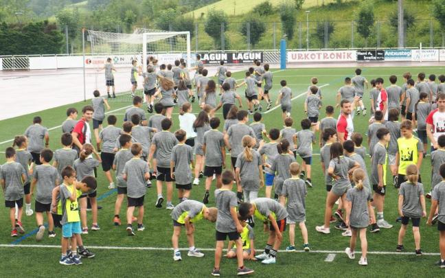 Decenas de niñas y de niños se suman cada verano a las colonias deportivas de Elgoibar