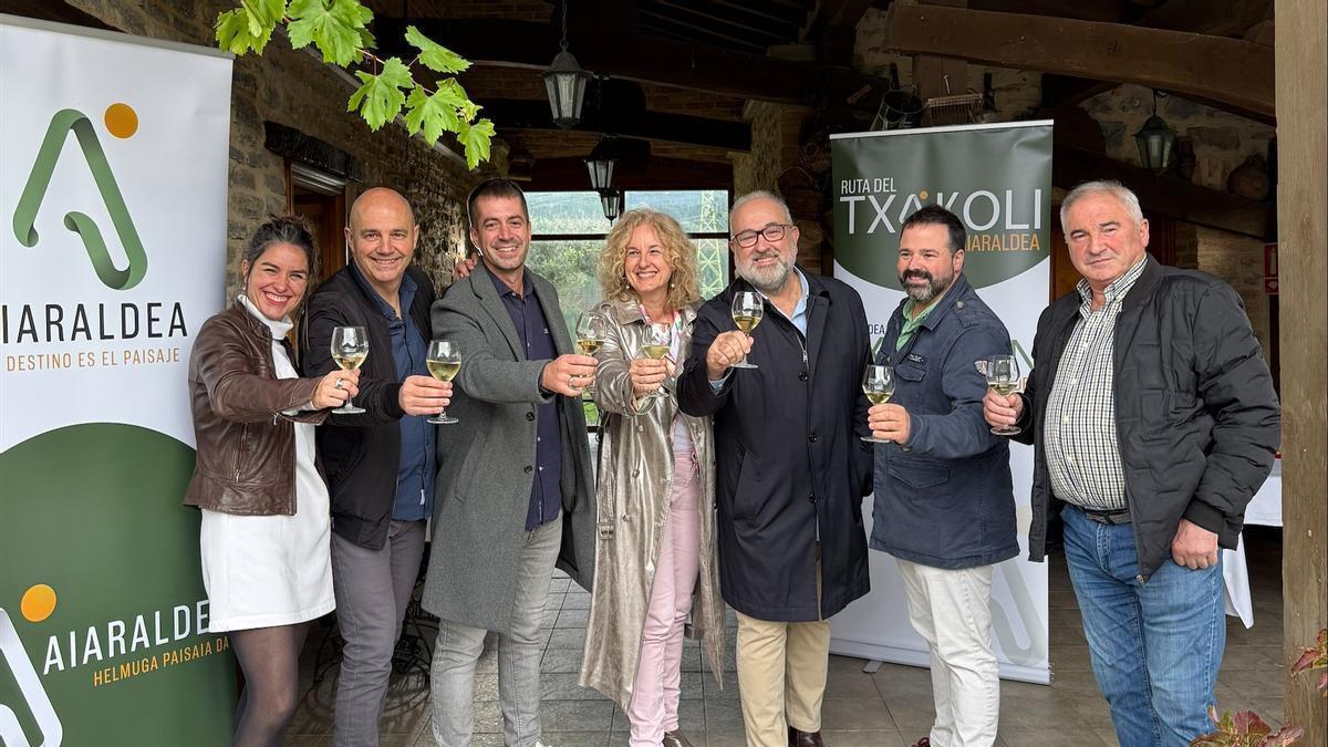 Diputación, Cuadrilla y alcaldes de Aiaraldea en el brindis de salida del programa Txakoli Bizi del pasado noviembre