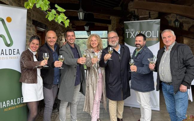 Diputación, Cuadrilla y alcaldes de Aiaraldea en el brindis de salida del programa Txakoli Bizi del pasado noviembre