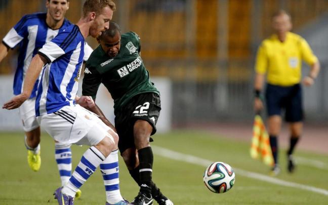David Zurutuza pelea por un balón con un jugador del Krasnodar, durante la previa veraniega de la Europa League 2014-15. / ANATOLY MALTSEV