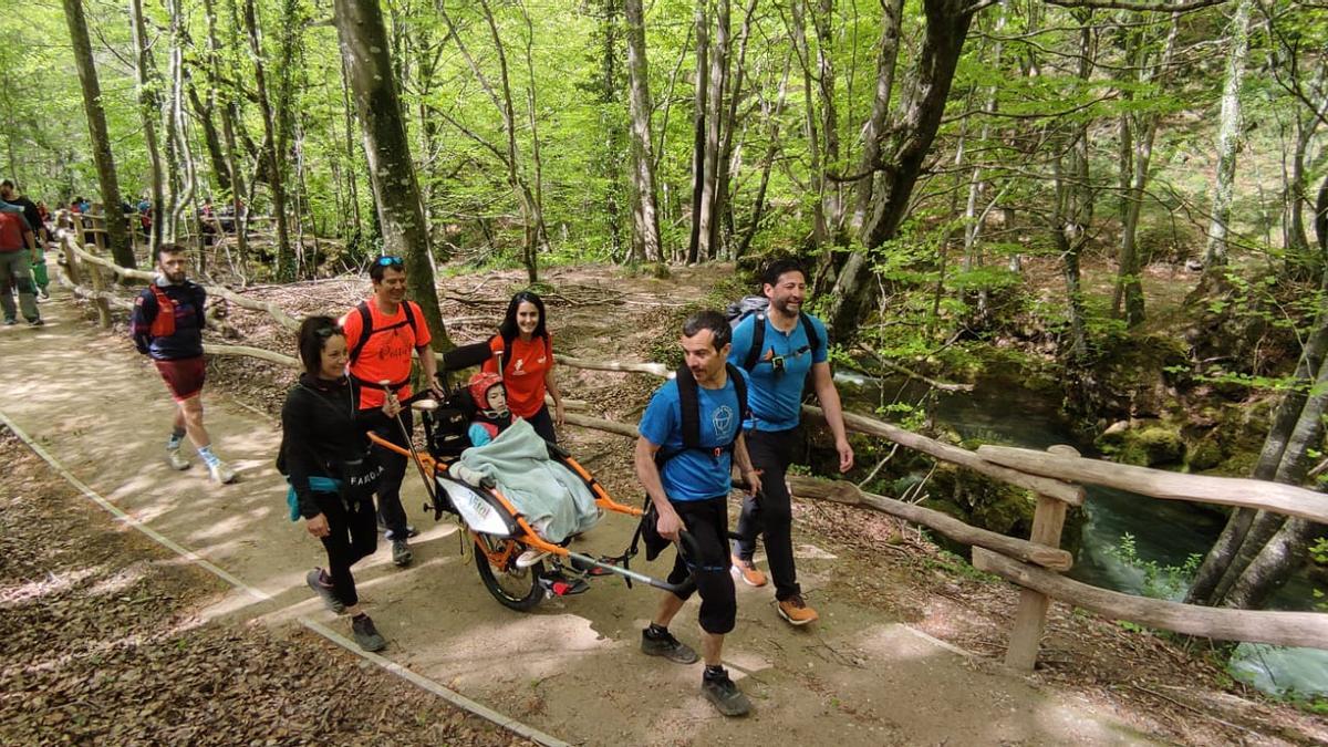 La silla Joëlette nos permite avanzar por estos parajes