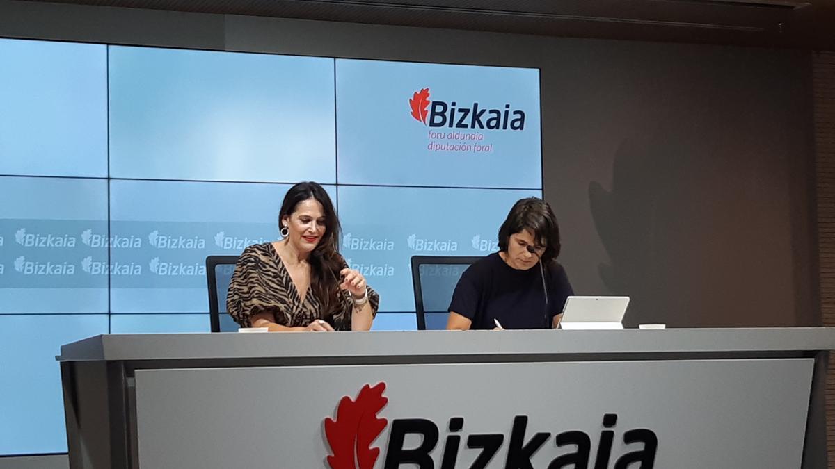 La portavoz de la Diputación de Bizkaia, Leixuri Arrizabalaga, junto a la diputada Arantza Atutxa.