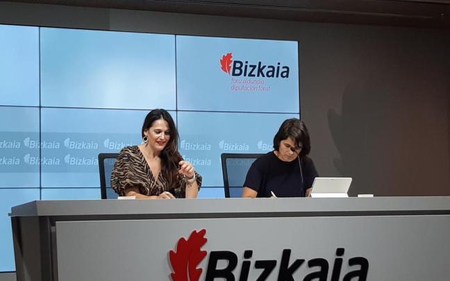La portavoz de la Diputación de Bizkaia, Leixuri Arrizabalaga, junto a la diputada Arantza Atutxa.