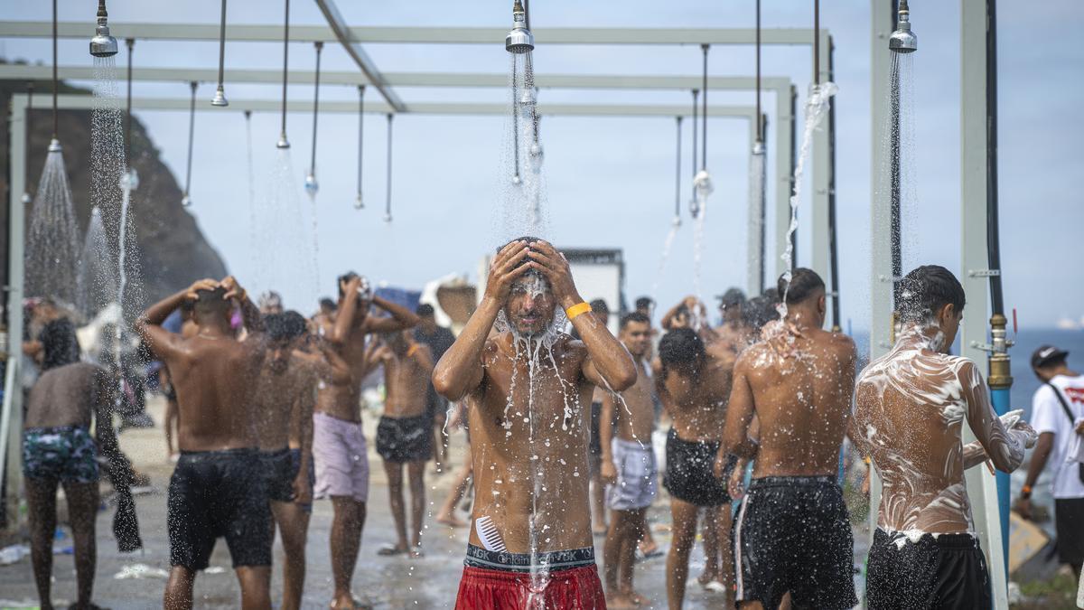 Duchas instaladas en el asentamiento de migrantes en la playa El Trampolín.