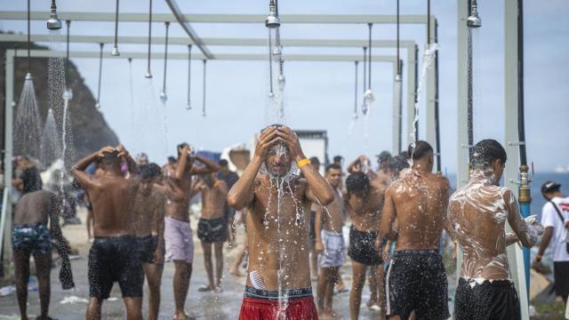 Duchas instaladas en el asentamiento de migrantes en la playa El Trampolín.