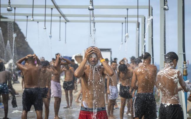Duchas instaladas en el asentamiento de migrantes en la playa El Trampolín.