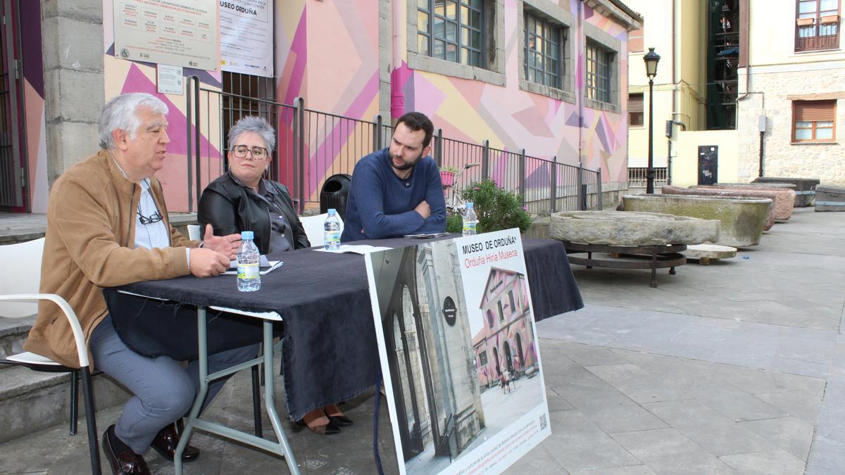 Josu Llano, Olatz Urkiza e Iker Santocildes en la rueda de prensa