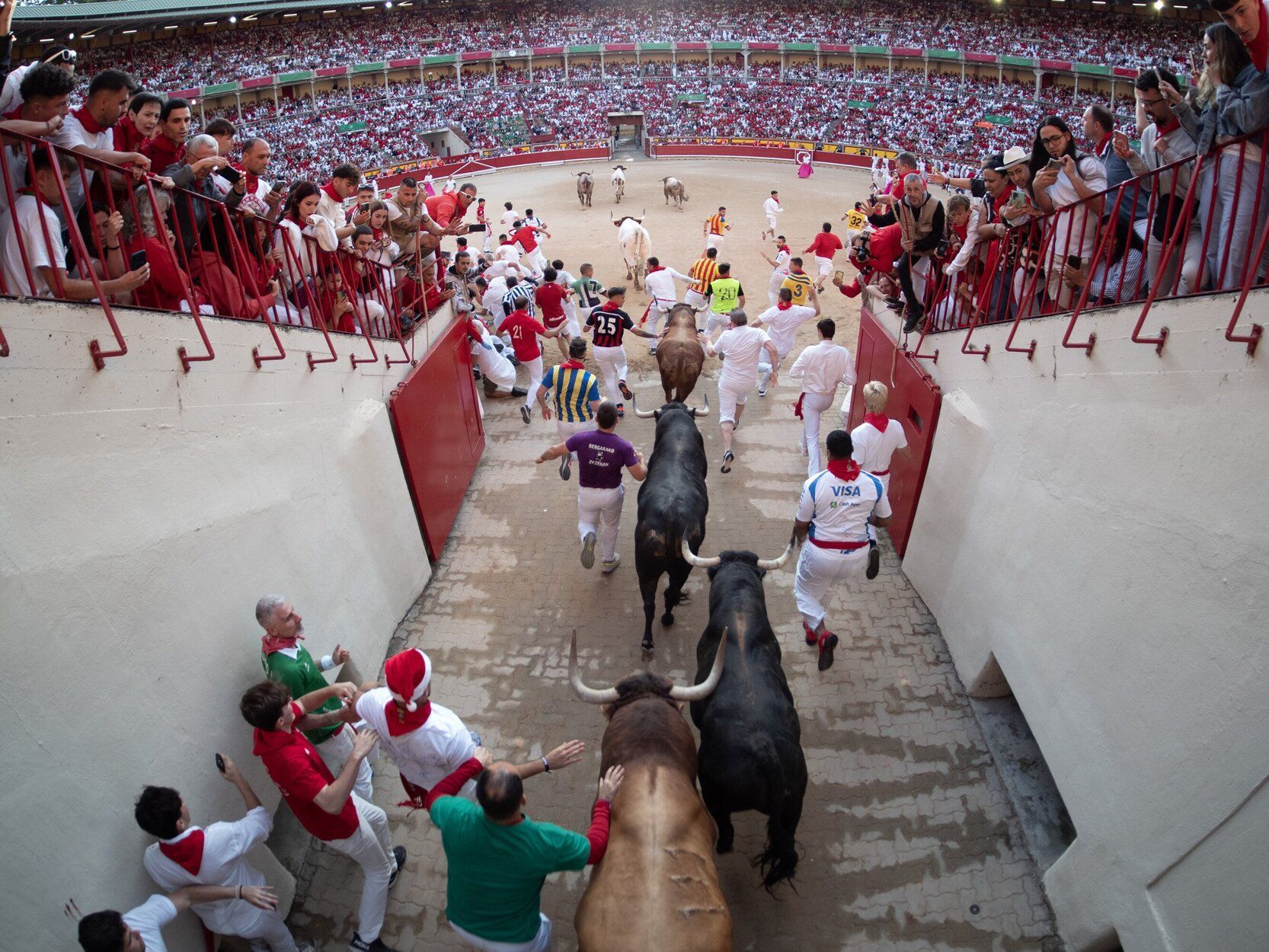 El encierro, visto desde la Plaza de Toros.