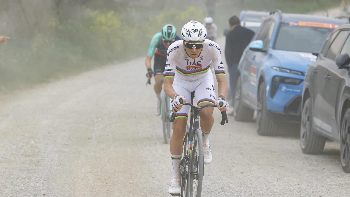 Pogacar, en el momento de soltar a Seixas y con Del Toro al fondo. El podio de la carrera.