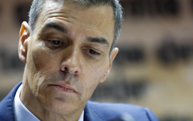Sánchez, con semblante serio durante su comparecencia en la comisión de investigación del 'caso Koldo' en el Senado.