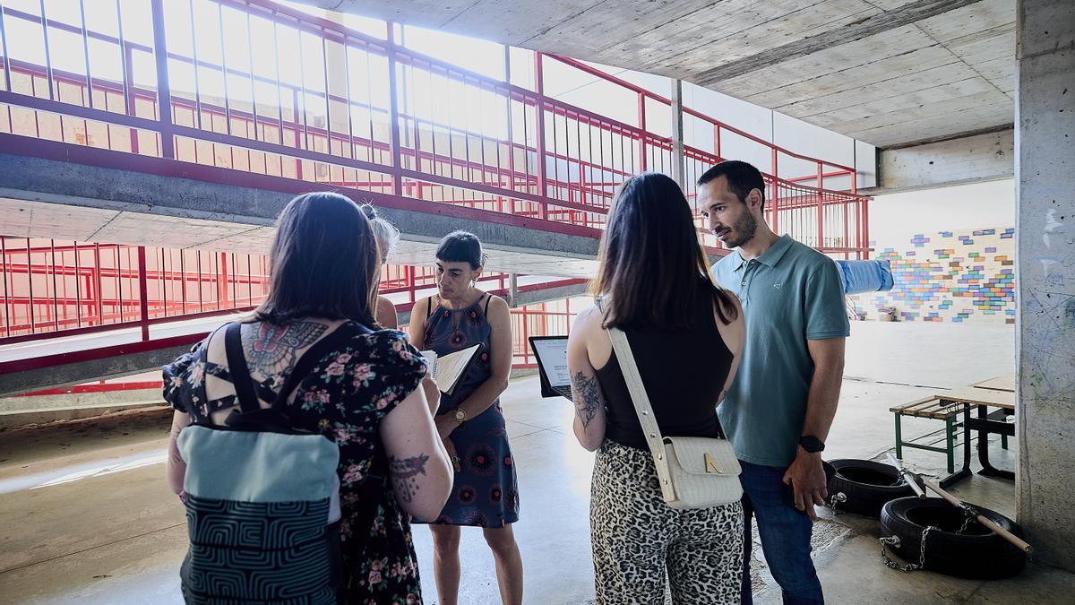Las inspectoras, de espaldas, con la responsable del udaleku (enfrente) y Adrián González, director de Juventud.