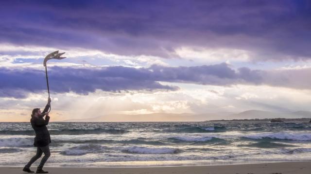Abraham Cupeiro tocando el karnyx, un instrumento celta que se utilizaba en la batalla y que ha logrado recrear y recuperar del olvido