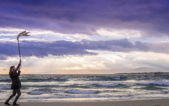 Abraham Cupeiro tocando el karnyx, un instrumento celta que se utilizaba en la batalla y que ha logrado recrear y recuperar del olvido
