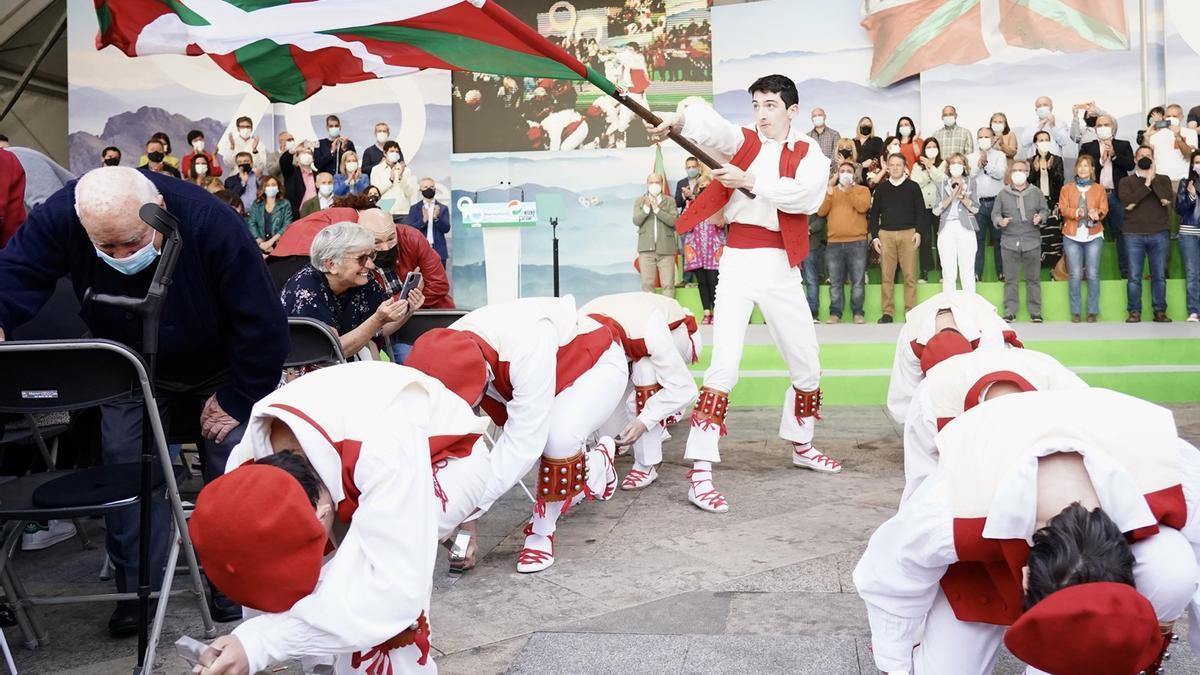 Un grupo de personas participa en la celebración del Aberri Eguna.