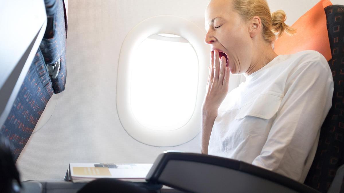 Dormir durante el vuelo, sobre todo si se va hacia el oeste resulta efectivo para minimizar los efectos del jet lag.