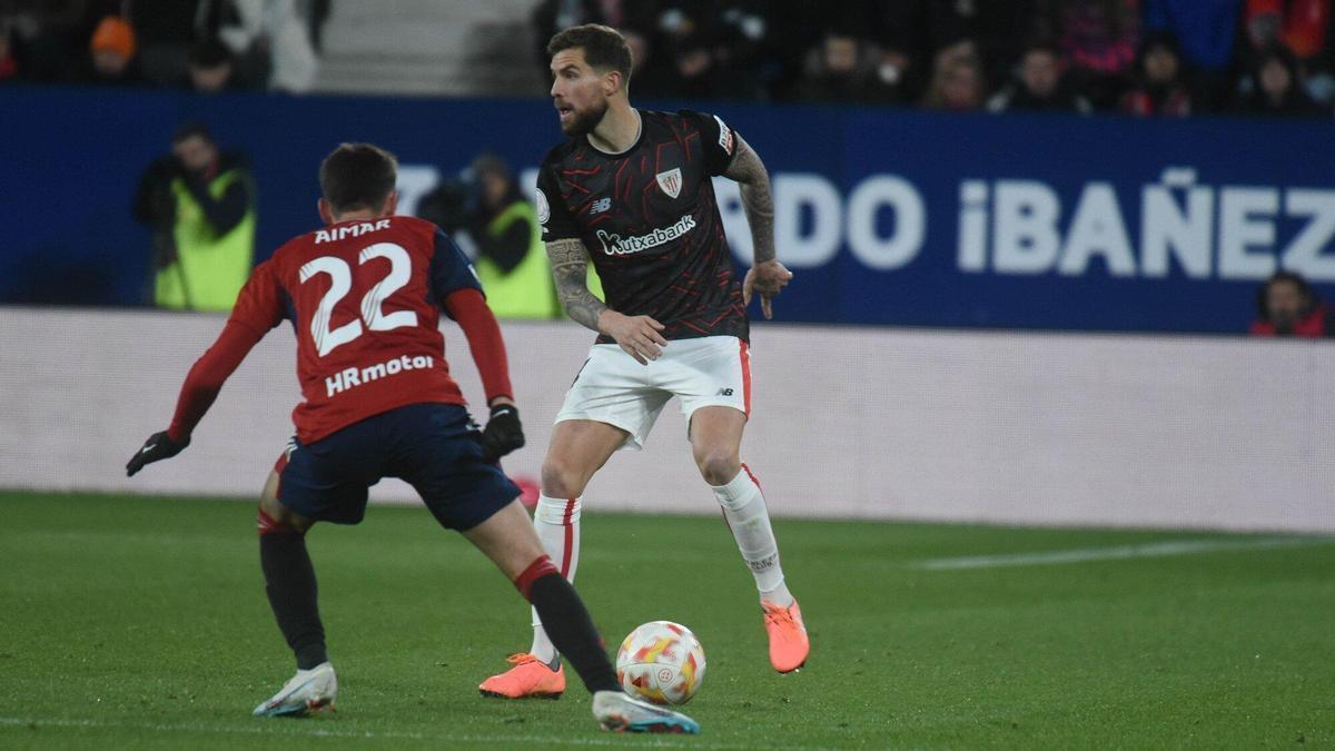 Iñigo Martínez controla un balón ante la presión de Aimar Oroz.