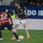 I&ntilde;igo Mart&iacute;nez controla un bal&oacute;n ante la presi&oacute;n de Aimar Oroz.