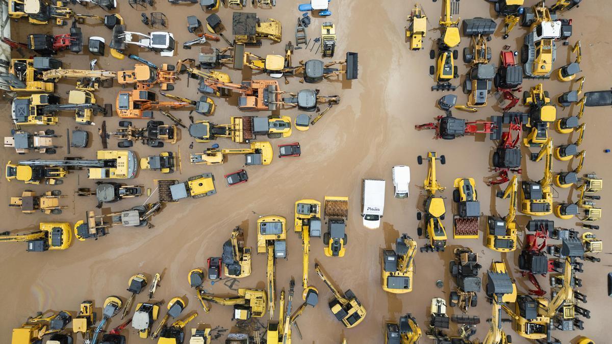 Fotografía aérea tomada con un dron que muestra una zona con vehículos inundada en la ciudad brasileña de Porto Alegre.