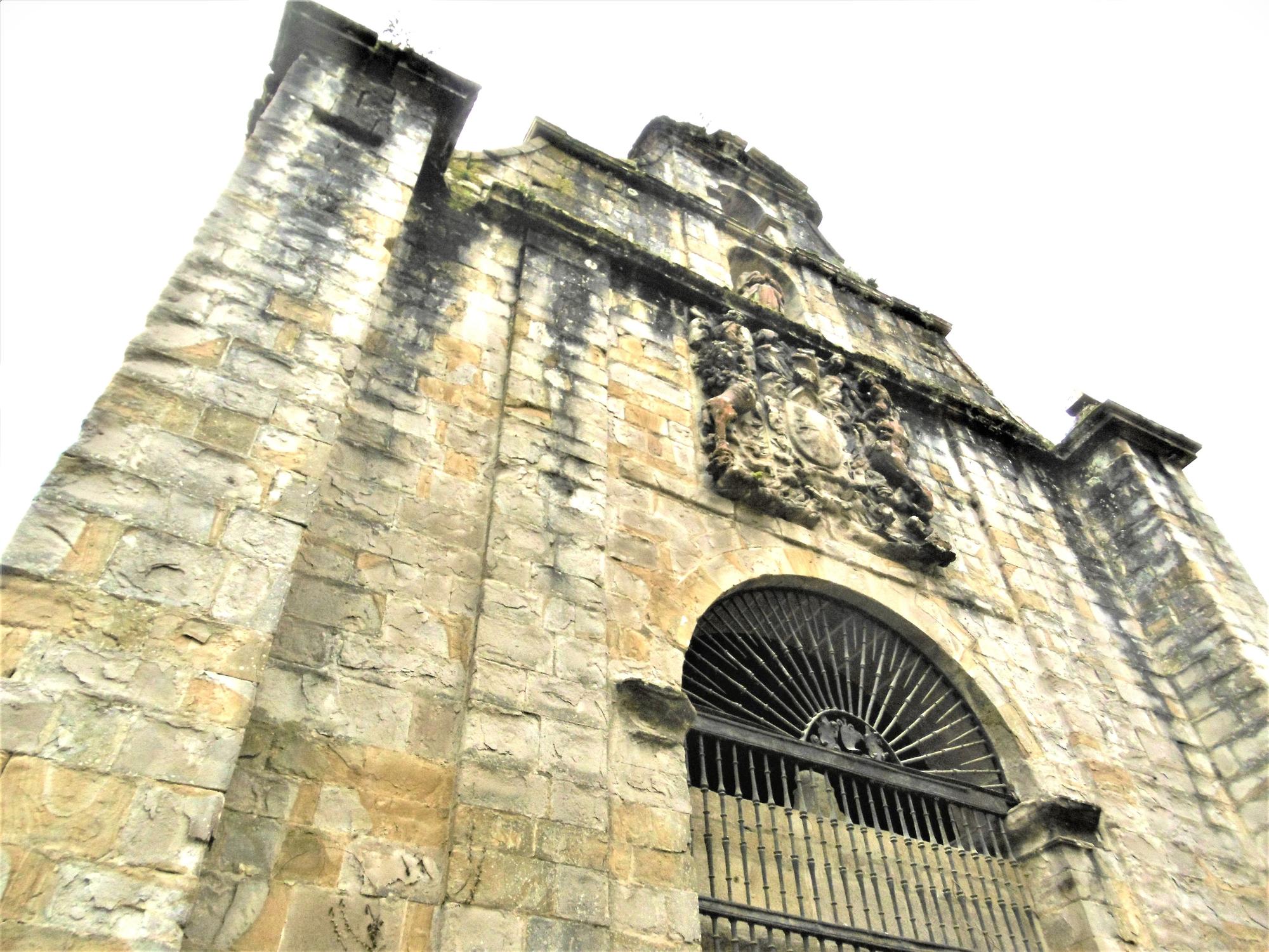 La de San Antonio, una ermita con fachada de catedral.