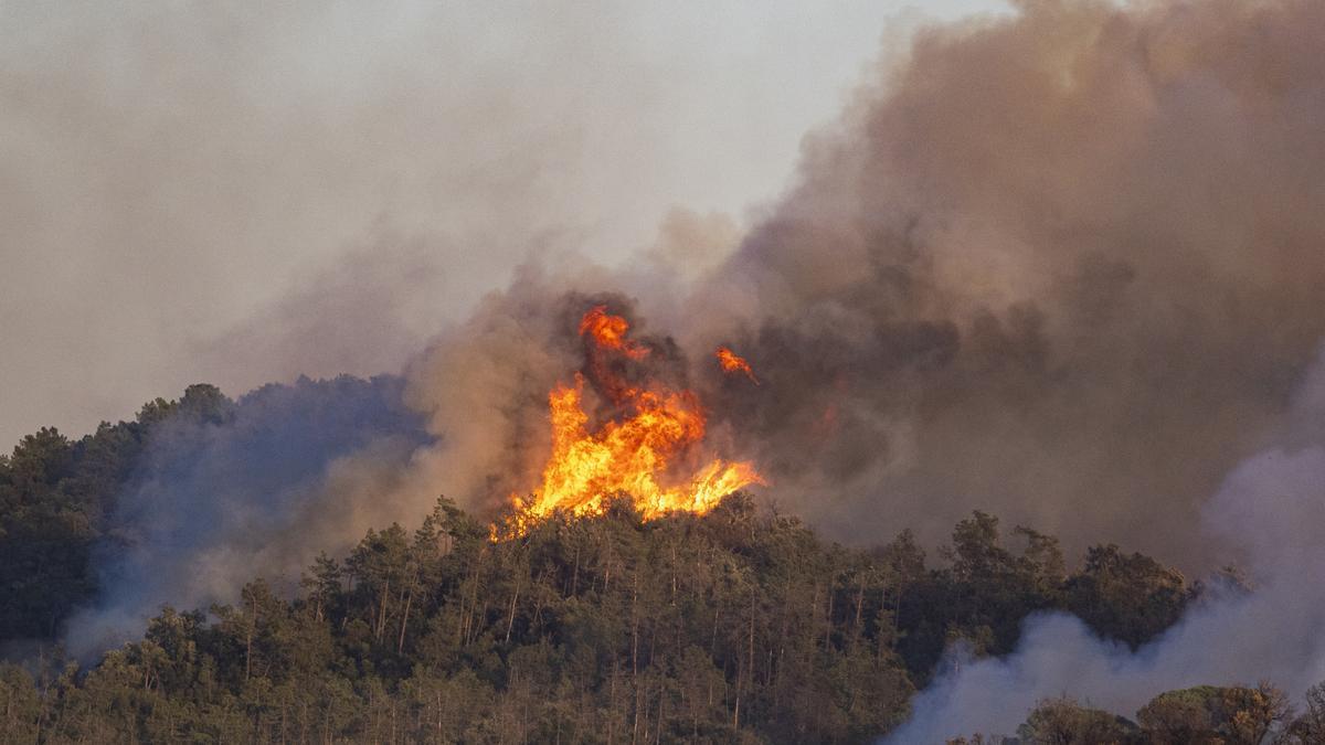 Vista del incendio de La Bisbal d'Empordà, en Cruïlles-Sant Sadurní de l'heura, Girona, Catalunya.