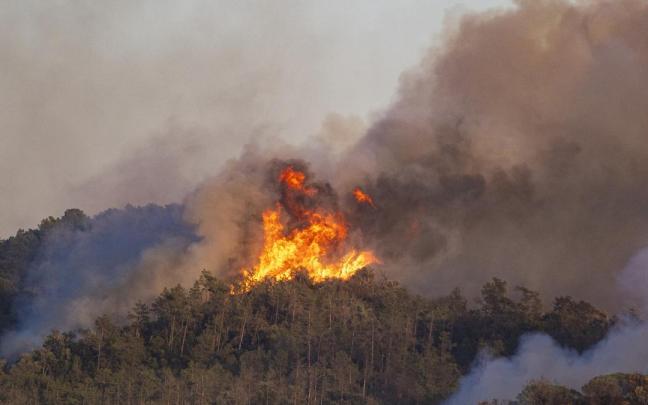 Vista del incendio de La Bisbal d'Empordà, en Cruïlles-Sant Sadurní de l'heura, Girona, Catalunya.