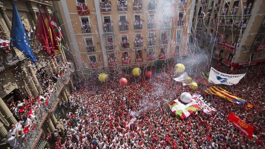 Ambiente en la plaza durante el Chupinazo de 2017.