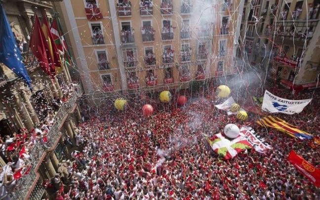 Ambiente en la plaza durante el Chupinazo de 2017.