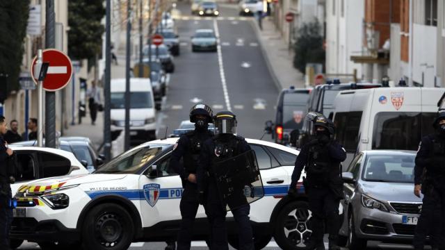 Gendarmes franceses interrumpiendo el tráfico.