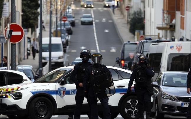 Gendarmes franceses interrumpiendo el tráfico.
