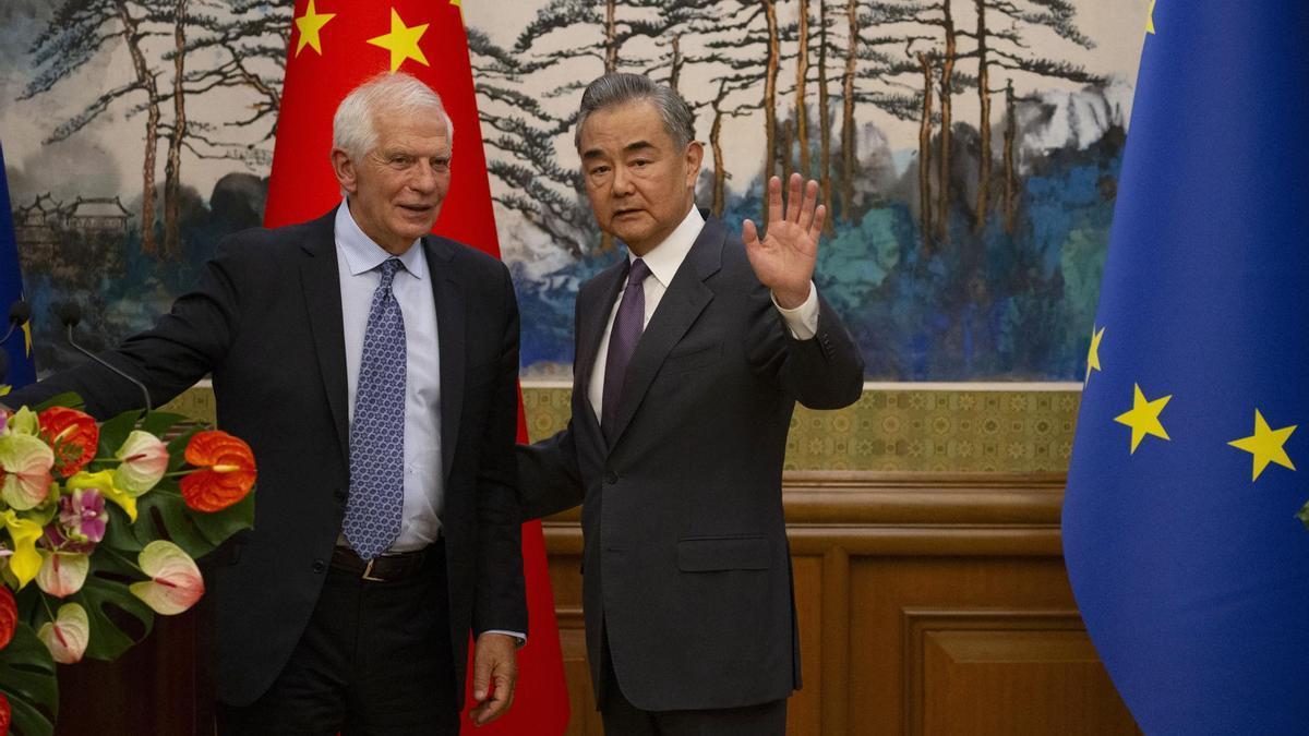 El jefe de la diplomacia europea, Josep Borrell, junto al ministro chino de Exteriores, Wang Yi.